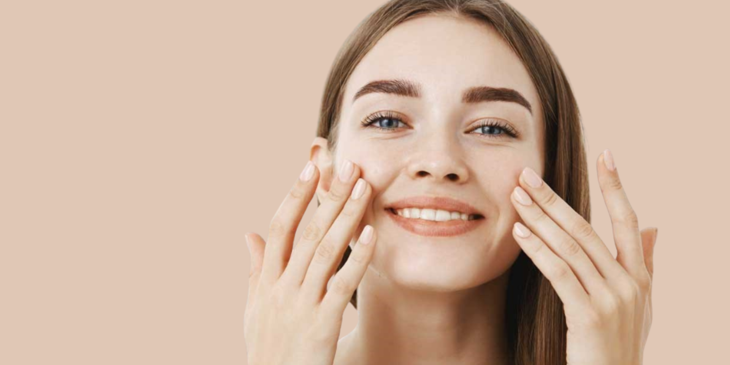 Mujer sonriendo mientras toca suavemente su rostro en un entorno estético, representando un tratamiento de rejuvenecimiento facial