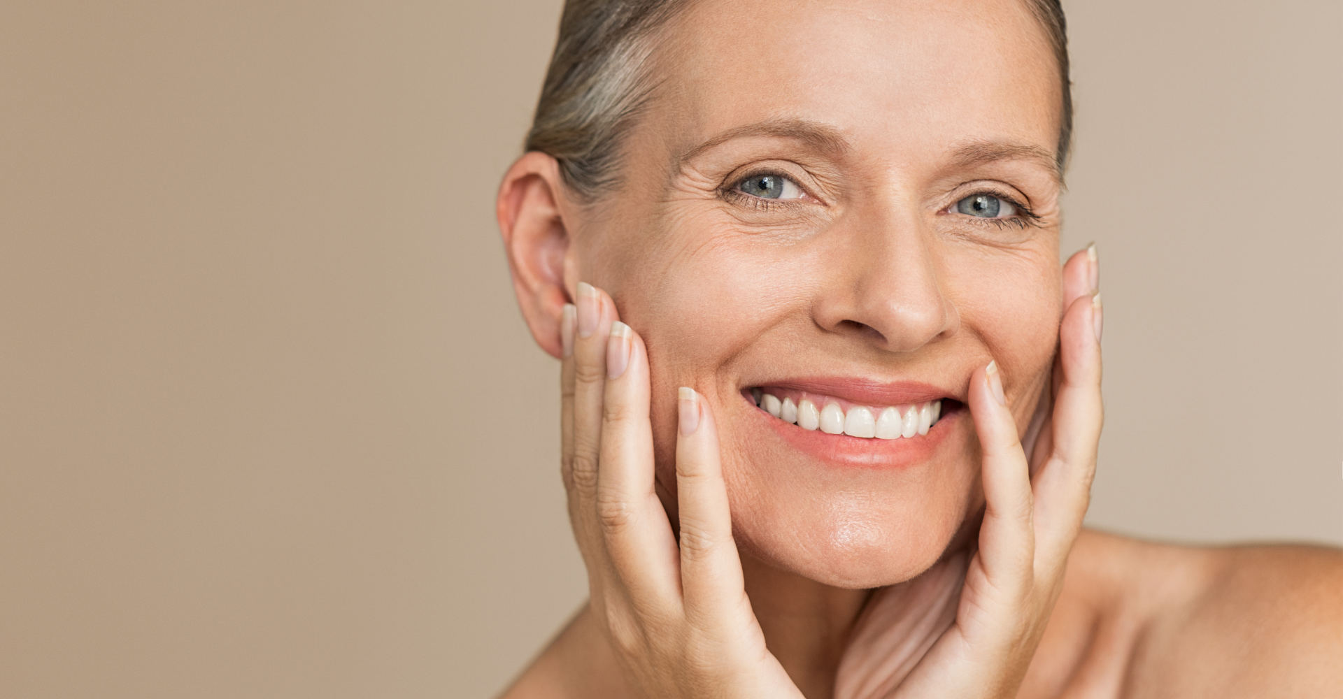 Madre feliz después de haber recibido un tratamiento de estética en una clínica profesional