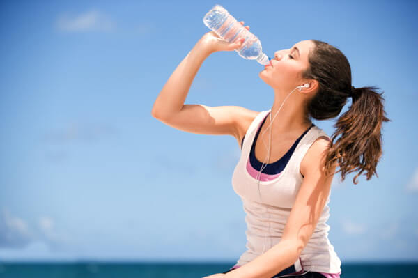 beber-agua-deshidratacion-clinicasdh